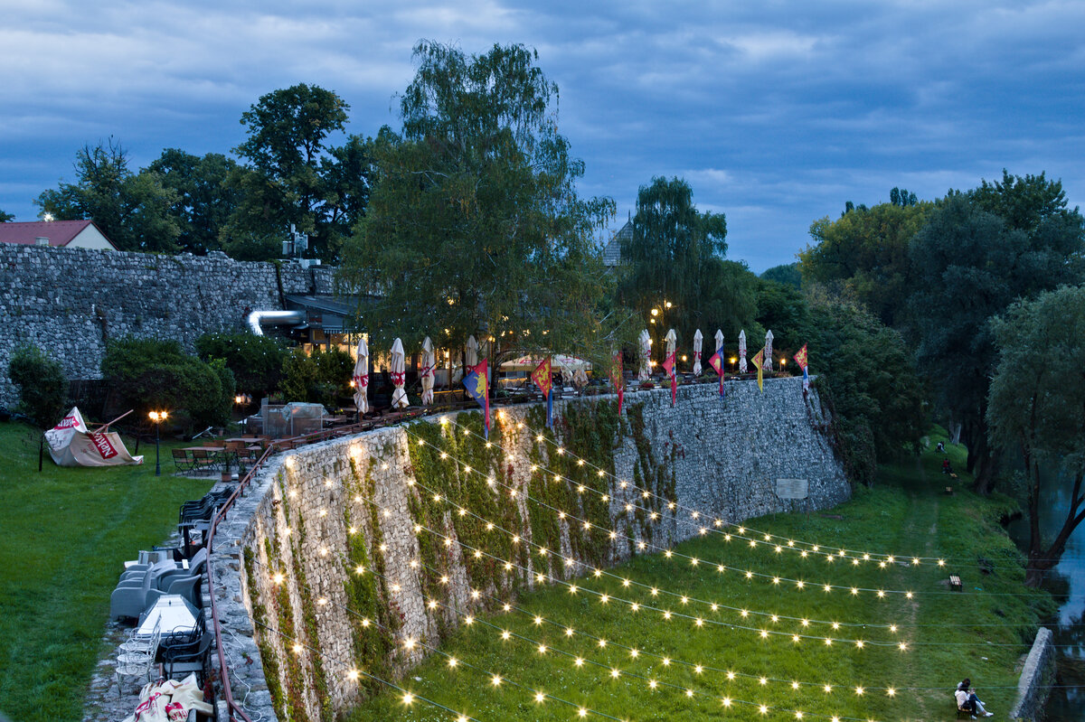 Weihnachten? Nein, es ist erst der 25.09.2022. Am lauen Frhherbstabend entspannen sich einige Einwohner Banja Lukas am Ufer des Vrbas, whrend im Restaurant im Tvrđava Kastel so langsam der Betrieb anluft und wenig spter auch den Fotografen und seine Mitstreiter versorgen wird. 