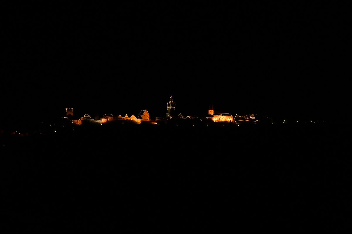 Weihnachtliche Beleuchtung der Altstadtsilhouette von Bad Wimpfen.
Eigentlich hätte gestern und am heutigen 2. Advent ein altdeutscher Weihnachtsmarkt stattgefunden, doch nun hat auch dieses Jahr die vierte Coronawelle diesen zu nichte gemacht. Aber die Beleuchtung strahlt doch in Dunkel der Winterzeit.
5.12.2021