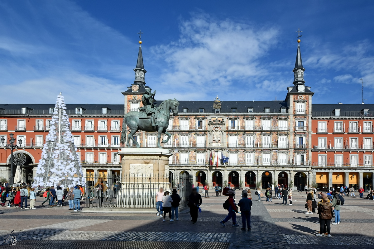 Weihnachtliche Stimmung auf dem 129 Meter langen und 94 Meter breiten Hauptplatz (Plaza Mayor) der spanischen Hauptstadt Madrid. (November 2022)