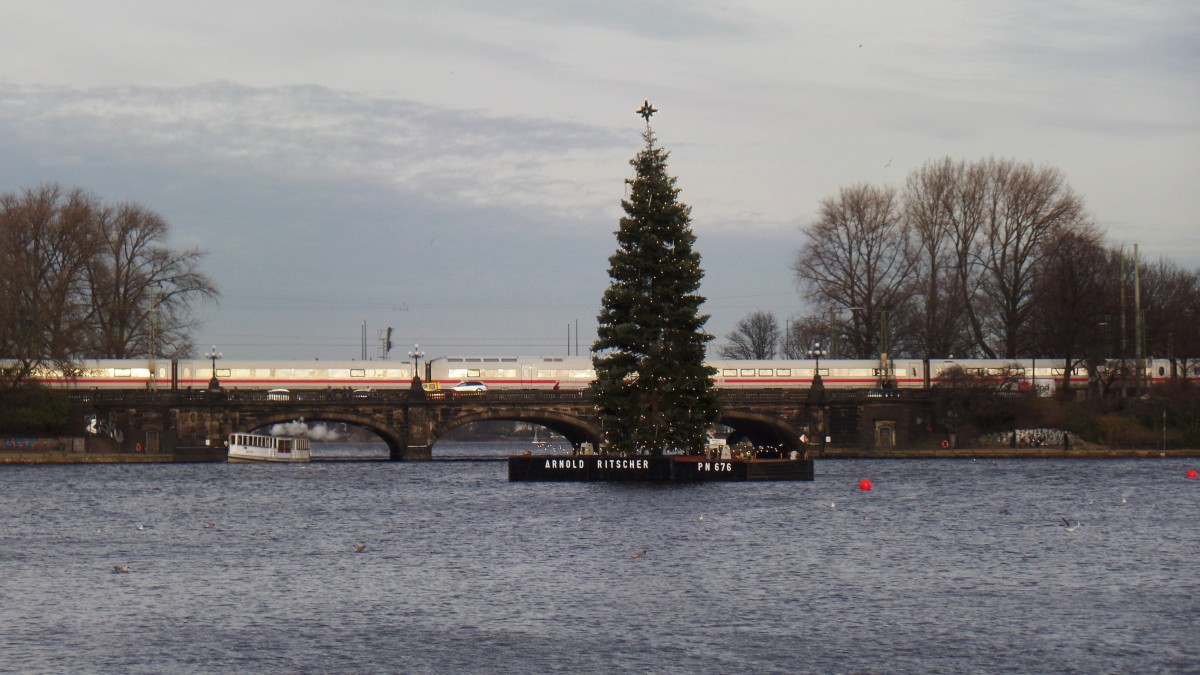 Weihnachtliches Hamburg am 5.12.2015: Alstertanne auf der Binnenalster vor der Lombardsbrcke