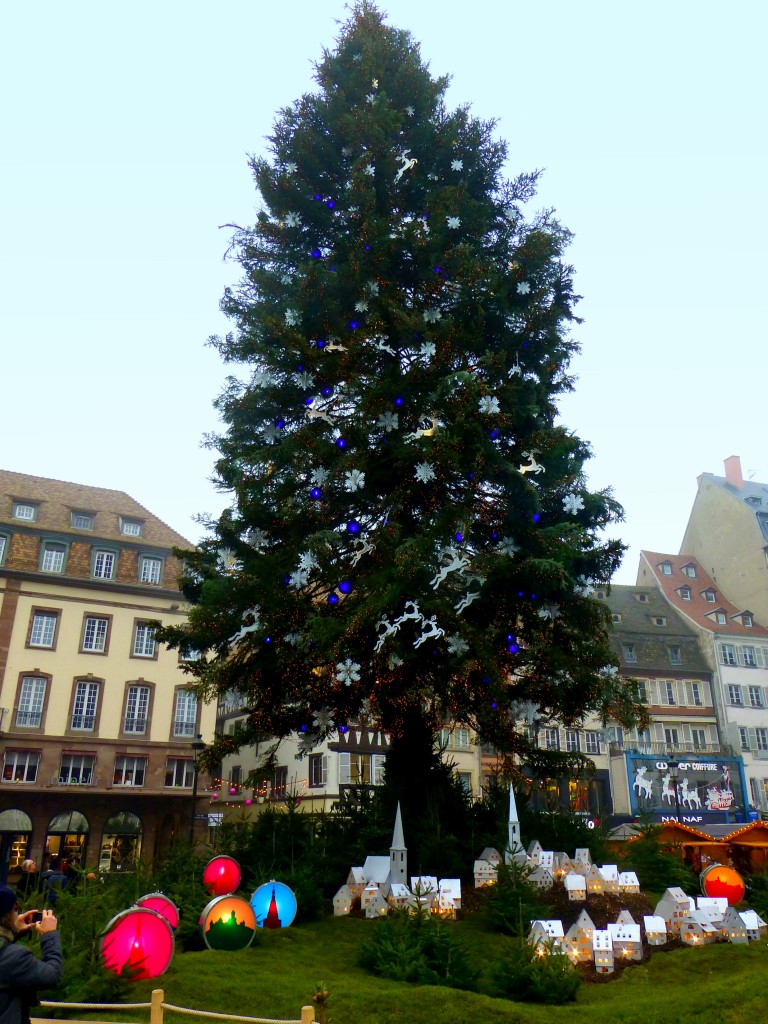 Weihnachtsmrkte im Elsass - Straburg, der schiefe Weihnachtsbaum der Place Kleber mit seiner Neigung von etwa 4 Grad erinnert an den schiefen Turm von Pisa - 13.12.2013