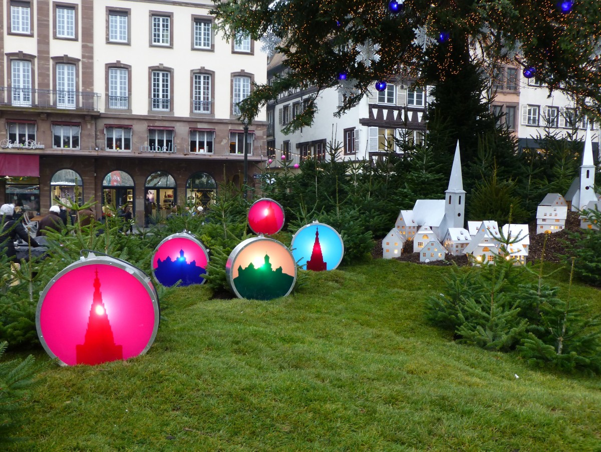 Weihnachtsmrkte im Elsass - Straburg, unter dem Weihnachtsbaum der Place Kleber - 13.12.2013