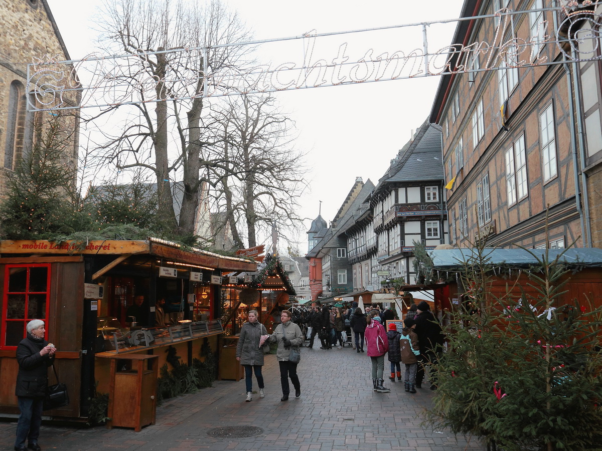 Weihnachtsmarkt in der Altstadt von Goslar am 22. Dezember 2015.

