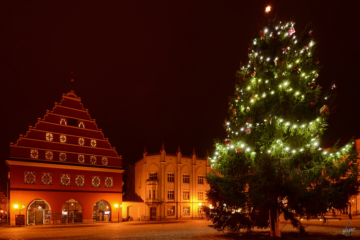 Weihnachtsstimmung am Markt mit dem Greifswalder Rathaus zum Jahresende 2014.