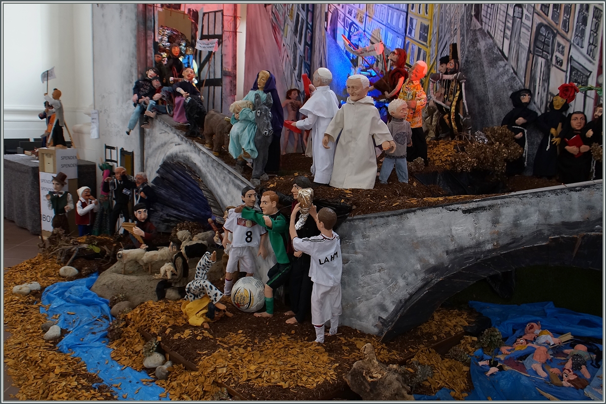 Weihnachtszeit - Krippenzeit! Es gibt grosse und kleine Krippen, doch keine hat mich bisher so fasziniert wie die KRIPPE AM FLUSS in der Jesutienkirche in Heidelberg. 
Fr mich nicht eine KRIPPE AM FLUSS sondern eine Krippe IM Fluss der heutigen Zeit!
3. Dez. 2015