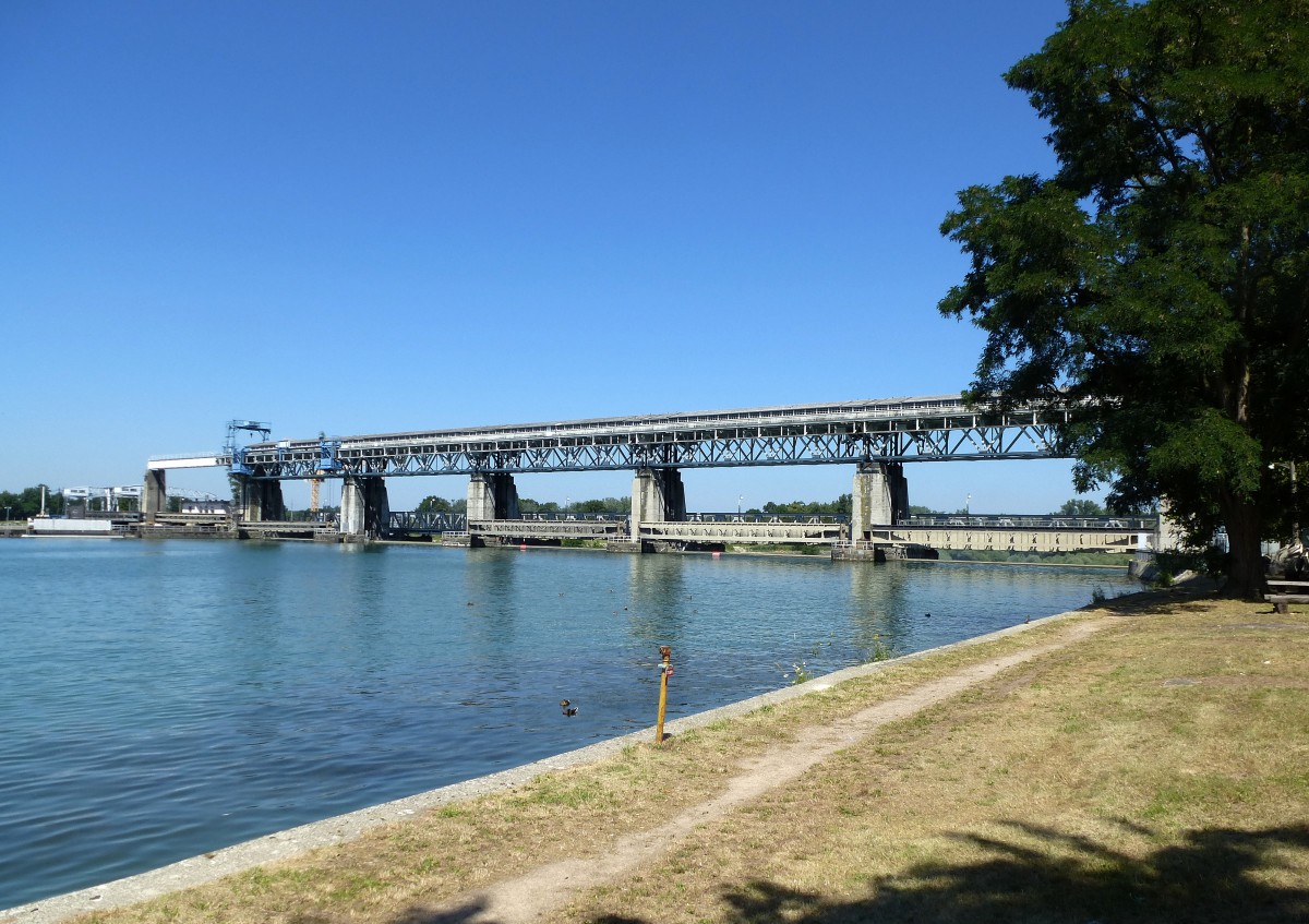 Weil am Rhein, Blick ber den angestauten Rhein am Stauwehr Mrkt, Juli 2015