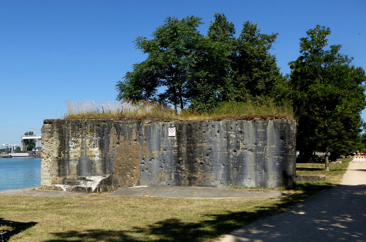 Weil am Rhein, direkt am Rheinufer steht der 1938 erbaute Bunker, der zur Befestigungsanlage  Westwall  gehrte, Juli 2015