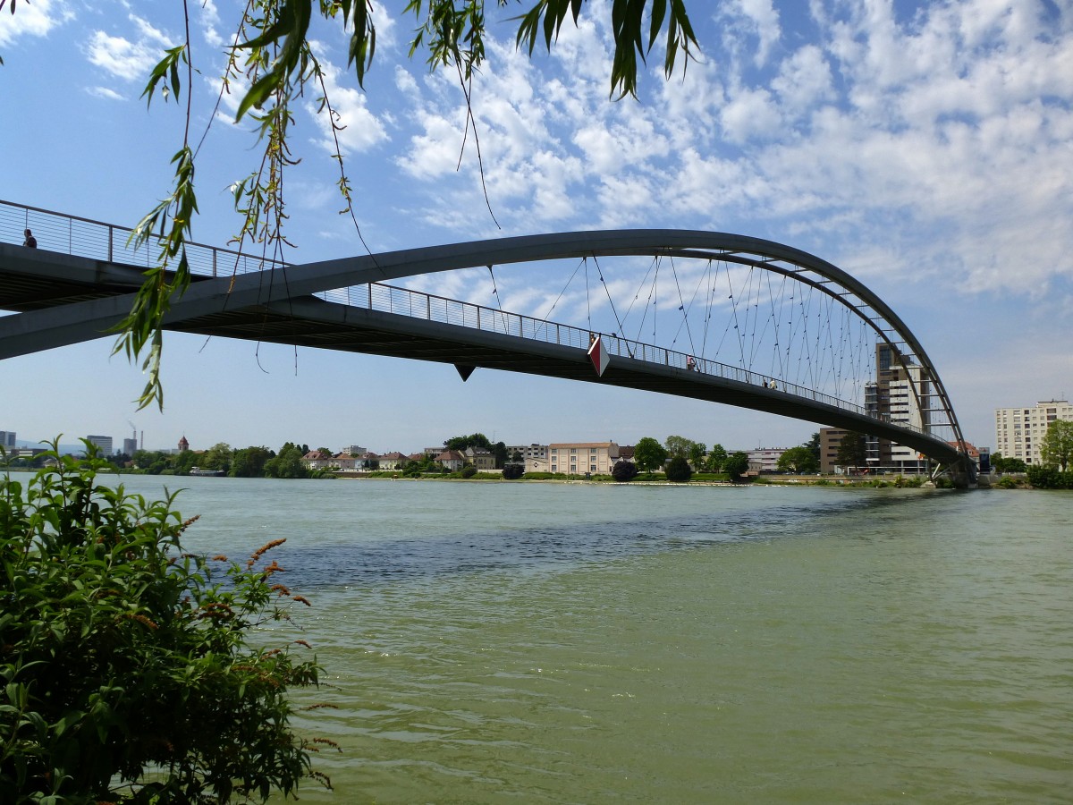 Weil am Rhein, die Dreilnderbrcke, die lngste Fgngerbrcke der Welt berspannt mit 238m den Rhein, unmittelbar am Dreilndereck Deutschland, Schweiz, Frankreich  Mai 2015