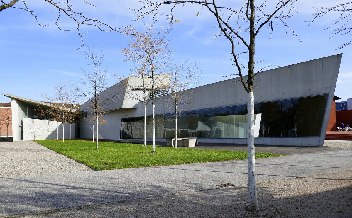 Weil am Rhein, das ehemalige Feuerwehrhaus der Vitra-Betriebsfeuerwehr, Architektin war Zaha Hadid (1950-2016), wird jetzt fr Ausstellungen und Veranstaltungen genutzt, Okt.2020