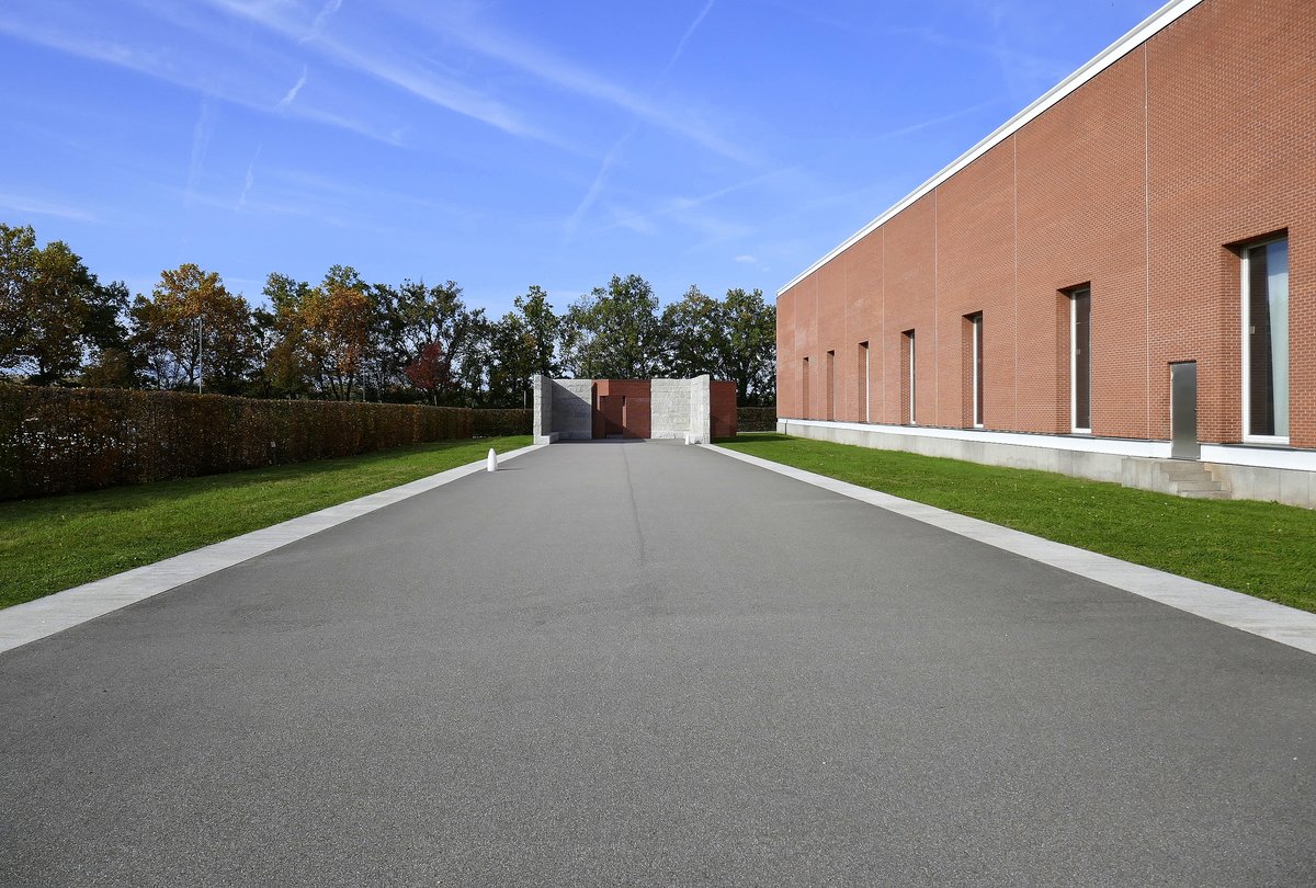 Weil am Rhein, ein Stck der Alvaro-Siza-Promenade auf dem Vitra-Campus, das Gebude rechts stammt auch von dem portugisischen Architekt Alvaro Siza, Okt.2020