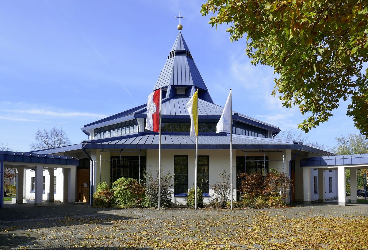 Weil am Rhein, die katholische Kirche St.Peter und Paul, auch blaue Kirche genannt, erbaut Ende der 1980er Jahre im Stadtteil Leopoldshhe, Okt.2020