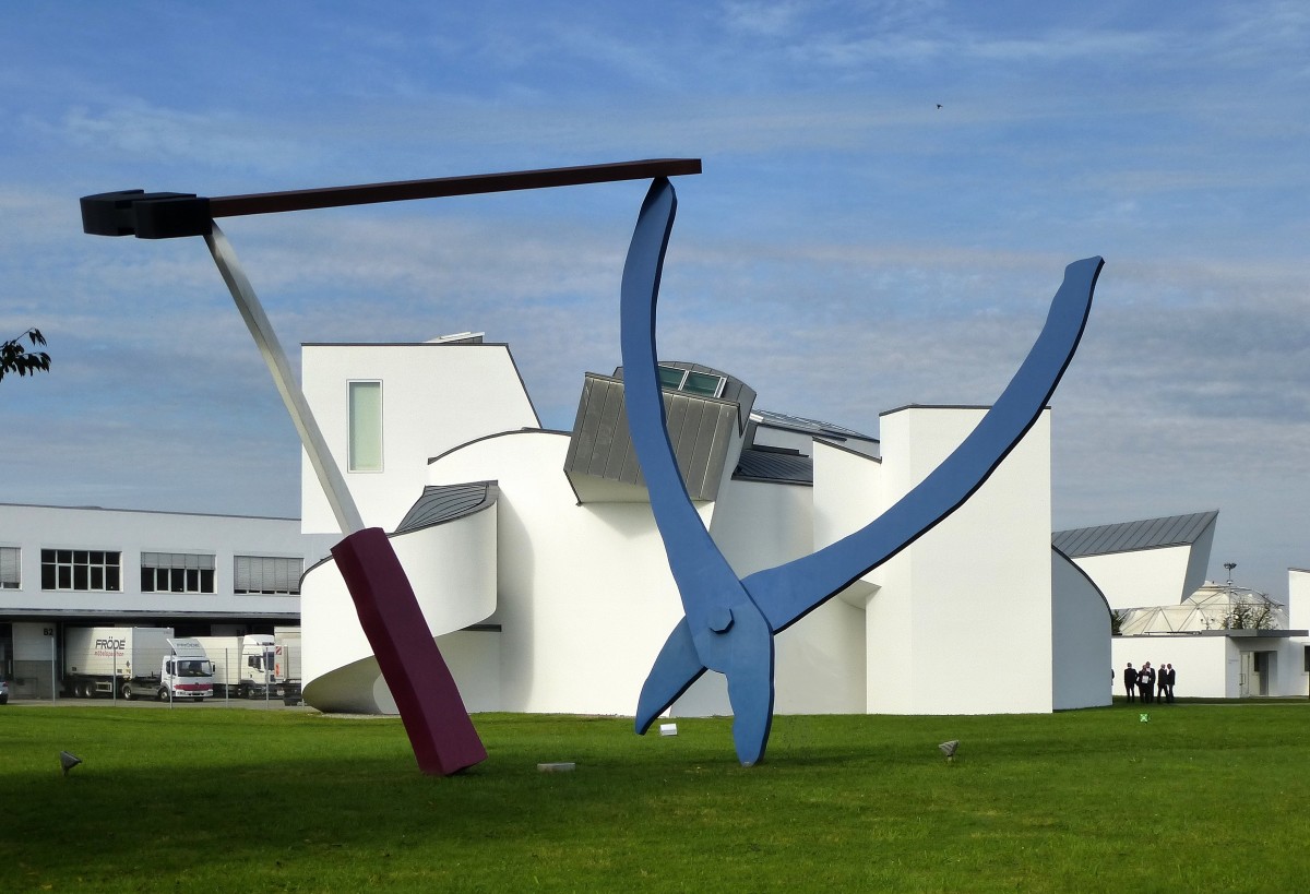 Weil am Rhein, Kunstwerke vor dem Vitra-Museum auf dem Vitra-Campus, Sept.2014