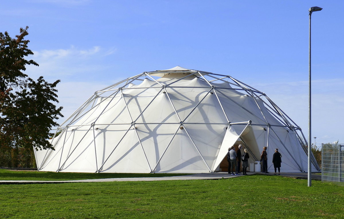 Weil am Rhein, der kuppelfrmige Leichtbau (geodtische Kuppel), 1954 patentiert, stammt vom US-amerikanischen Architekt R.B.Fuller von 1978, steht seit dem Jahr 2000 auf dem Vitra-Campus, dem Architektur-Ensemble des Vitra AG-Firmengelndes, Okt.2020