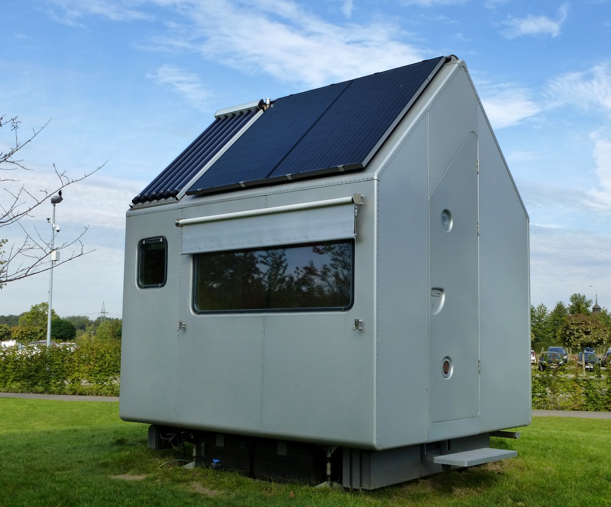 Weil am Rhein, das Mini-Haus  Diogene  von Renzo Piano, aufgestellt im Juni 2013, ein auf das Notwendigste reduzierte Wohneinheit als geschlossenes, autarkes System mit Heizung, Wasser und Strom, Sept.2014