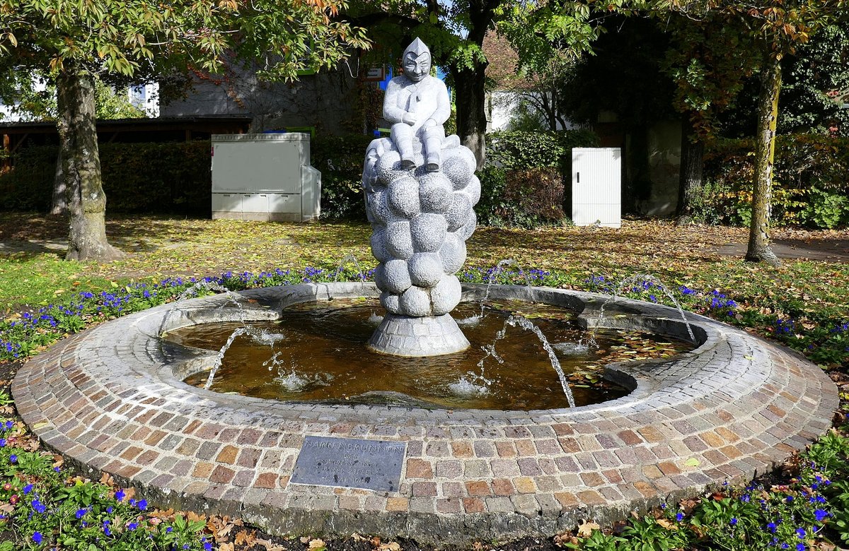 Weil am Rhein, der Narrenbrunnen der Zunft  Wiler Zipfel , aufgestellt 1988, Okt.2020