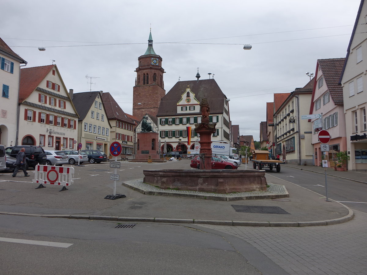 Weil der Stadt, St. Peter und Paul Kirche und Rathaus am Marktplatz (01.05.2018)