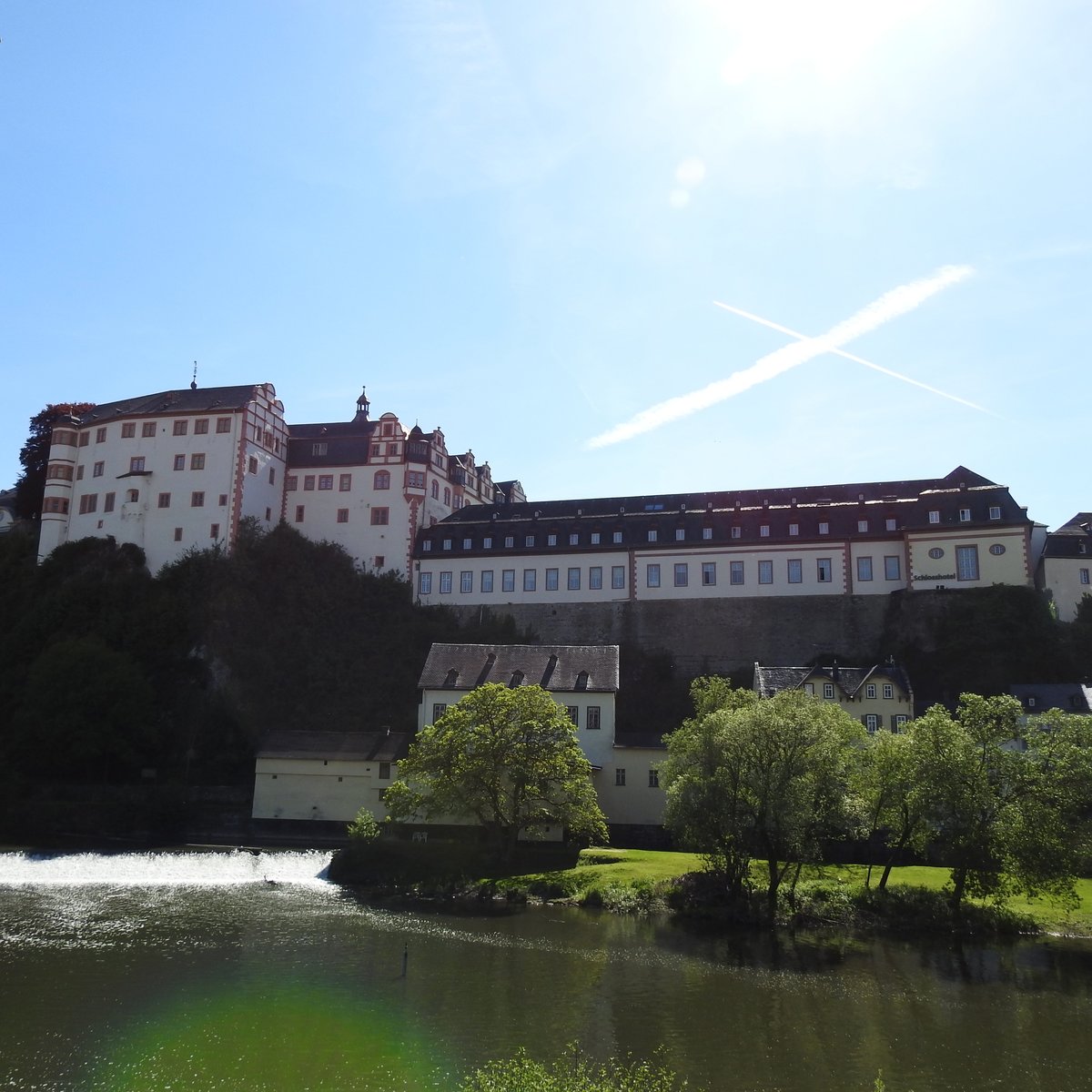 WEILBURG-RESIDENZSCHLOSS BER DER LAHN
Immer wieder unter allen Schlssern und Burgen an der LAHN ein hchst beeindruckender Anblick-
aus einer mittelalterlichen Burganlage entstanden und im 18. Jahrhundert zu einer barocken Residenz
NASSAU-WEILBURG ausgebaut,hier am 16.5.2017 mit alter  Mhle und Lahnwehr im Vordergrund-
und am Himmel ein interessantes Kondenzstreifen-Kreuz.....