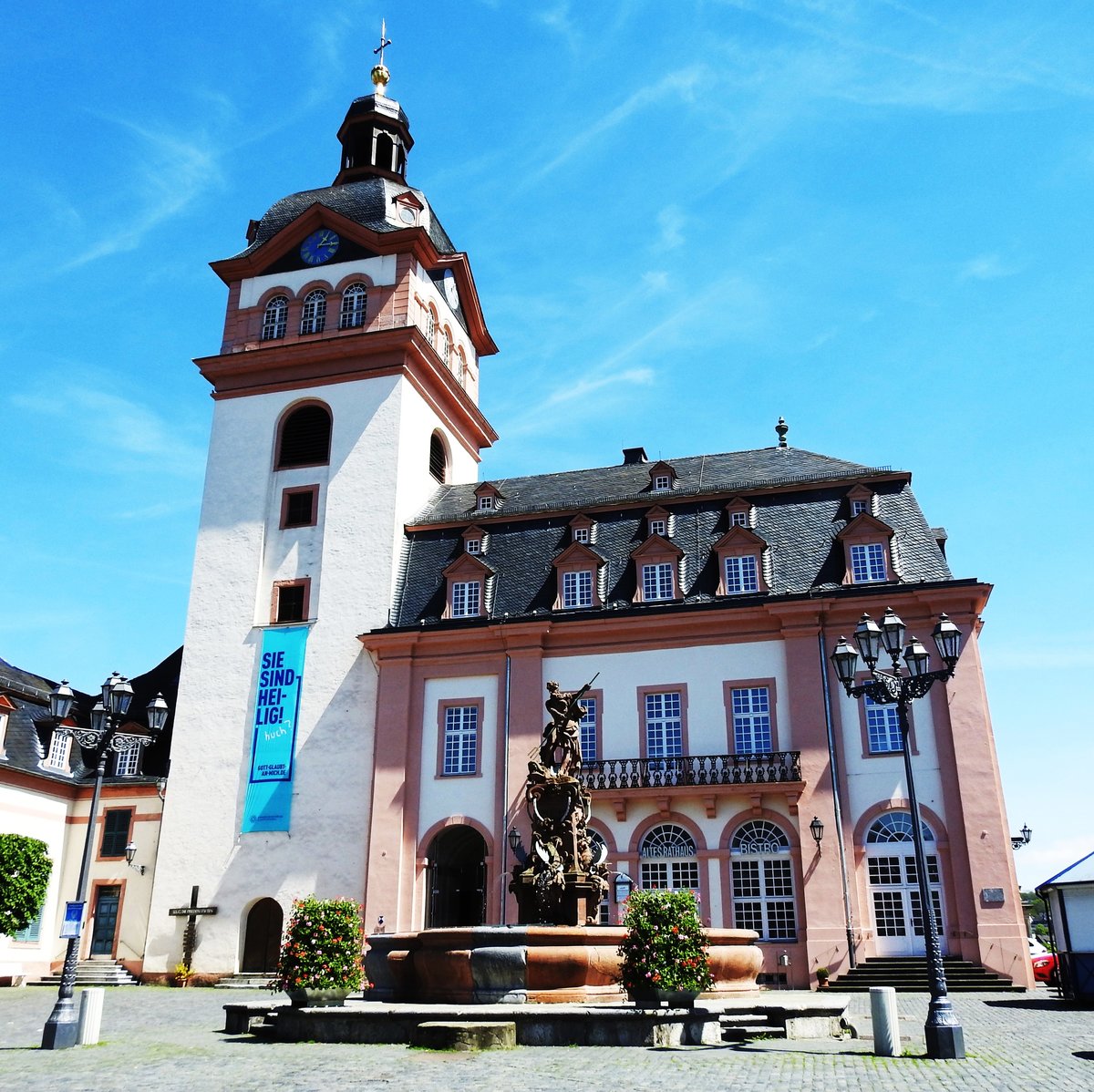 WEILBURG/LAHN-EVANGELISCHE SCHLOSSKIRCHE
Die evangelische Schlosskirche WEILBURG/LAHN,ein zwischen 1707-13 erbauter Hallenbau im Barockstil,fgt sich
harmonisch in die wunderbare Anlage des Schlosses ein,hier am 16.5.2017.....
Im sehenswerten Innenraum befindet sich unterhalb des Altars die Frstengruft der nassauischen Herrscher....