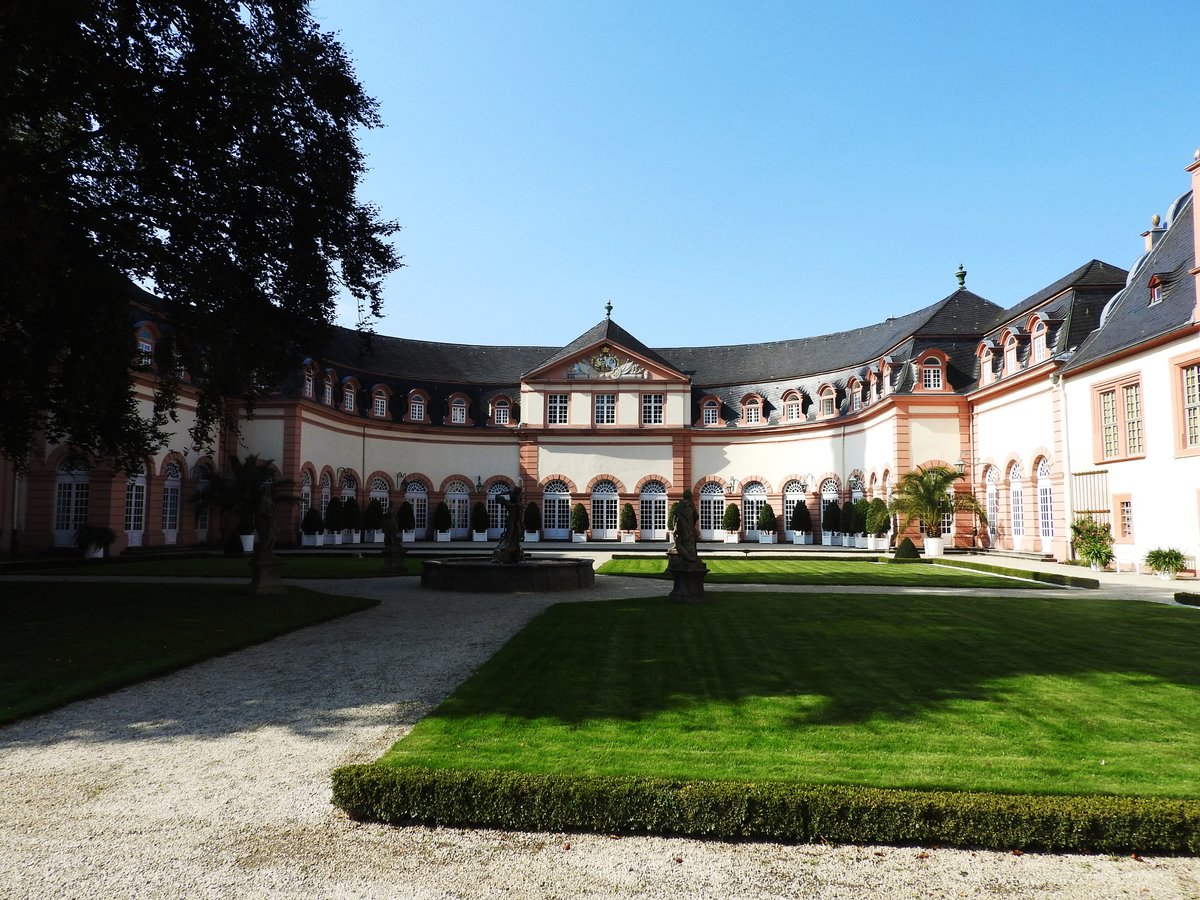 WEILBURG/LAHN-SCHLOSS-INNENHOF
Hoch ber WEILBURG thront auf einem von der LAHN umflossenen Bergsporn das zwischen 1533-72
errichtete prachtvolle Schloss mit angrenzendem Schlossgarten- hier,am 19.9.2018,der Innenhof,dessen
sattgrne Rasenflchen dank guter Bewsserung den trockenen und heien Sommer
bestens berstanden haben.....