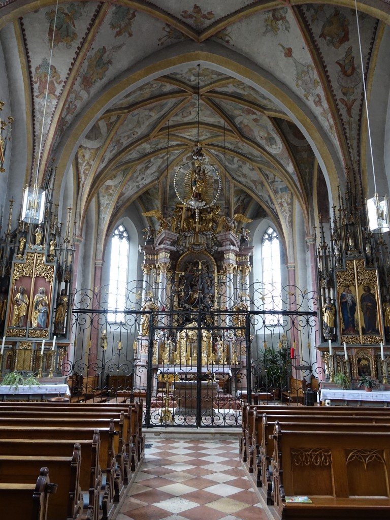 Weildorf, Innenraum der Maria Himmelfahrt Kirche, barocker Hochaltar von Simon Thaddus Baldauf, Gewlbemalereien um 1500, Volksaltar von Hans Frank, Seitenaltre von 1858 von Matthus Kern (15.02.2016)