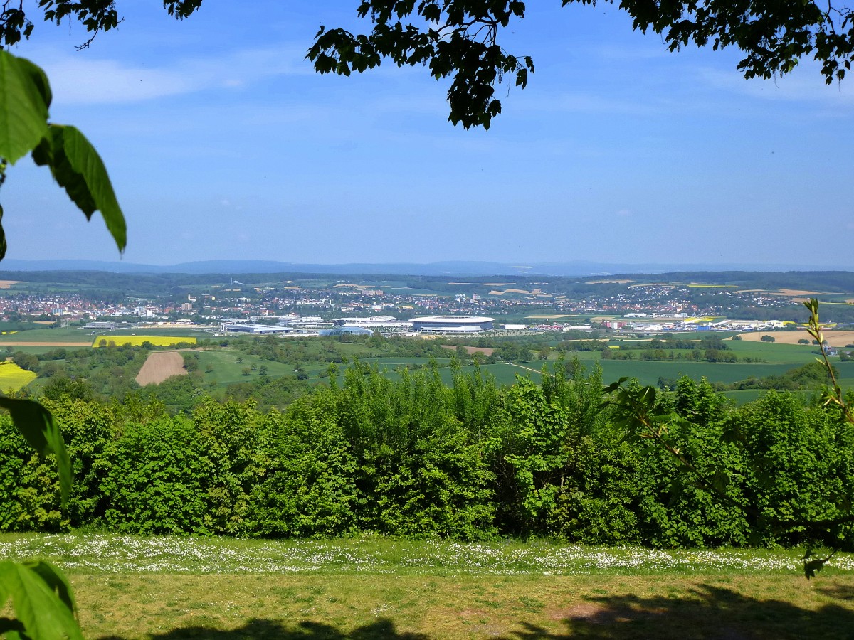 Weiler, Blick von der Burg Steinsberg auf die Stadt Sinsheim mit der Rhein-Neckar-Arena, April 2014