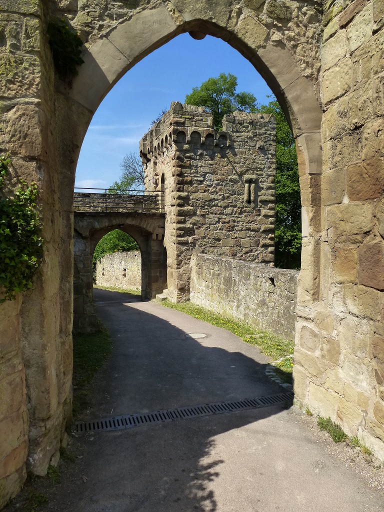 Weiler, Burg Steinsberg, das 2. und 3.Tor der Burgauffahrt, erbaut um 1436, April 2014