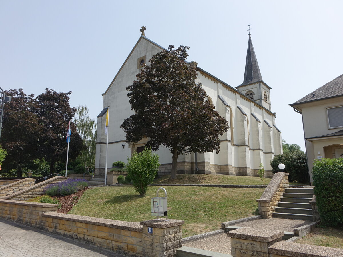 Weiler-La-Tour, kath. Pfarrkirche St. Sebastian in Rue de Hassel (18.06.2022)