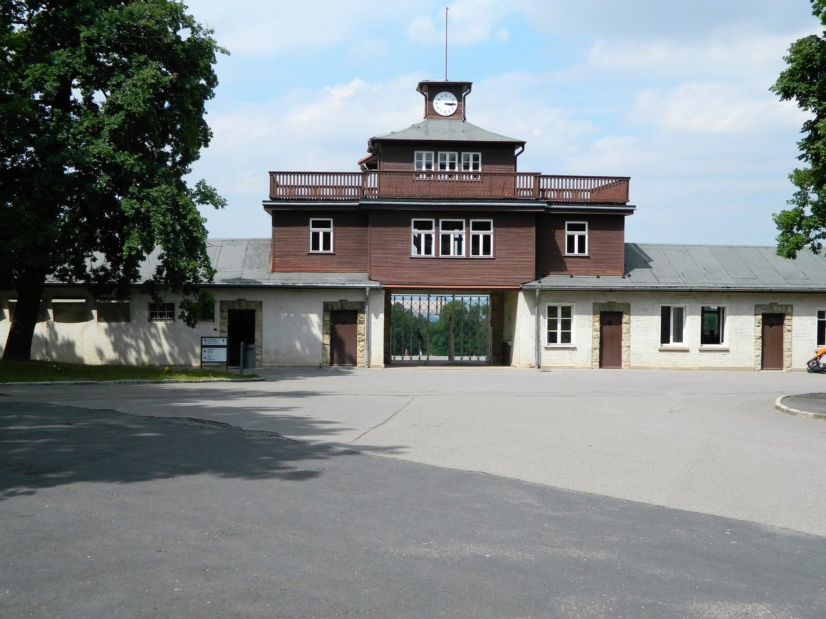 Weimar, Ettersberg ... Mahn- und Gedenksttte: Eingangstor vom ehem. KZ Buchenwald. Es wurde von 1937 bis 1945 als Arbeitslager betrieben. Hier waren etwa 266 000 Menschen inhaftiert, ca 56 000 Menschen sind hier gestorben. R.i.P.  ...  (18.07.2017)