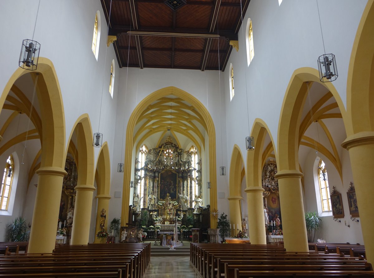 Weinmain, Innenraum der St. Martin Kirche, dreischiffige Hallenkirche neu errichtet von 1890 bis 1891 (16.04.2017)