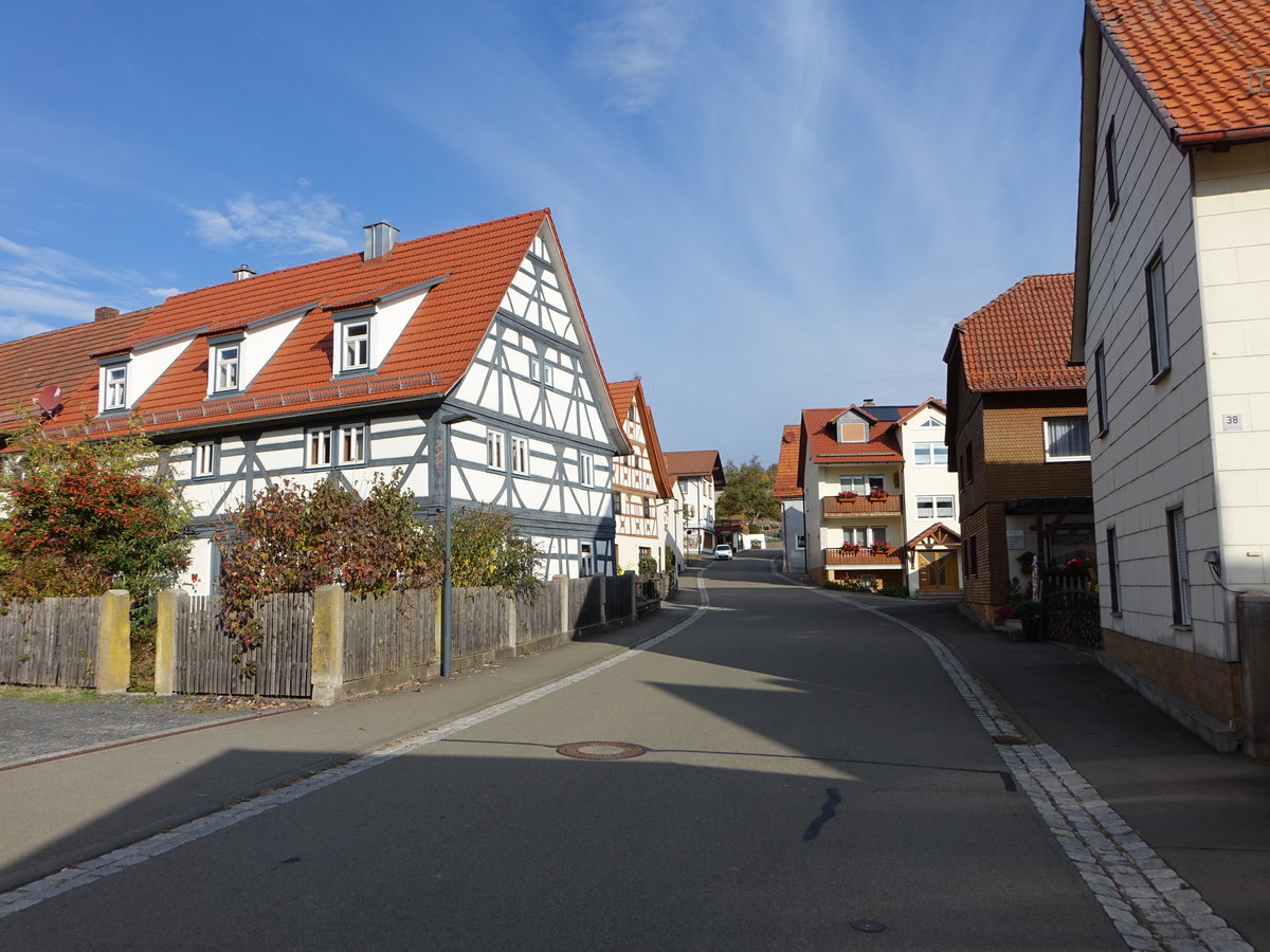 Weisbach, Fachwerkhuser in der Rhnbergstrae (16.10.2018)