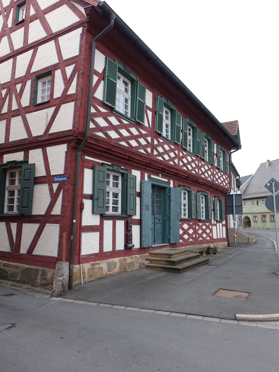 Weismain, historisches Fachwerkhaus Ecke Markt und Badgasse, zweigeschossiger traufstndiger Satteldachbau, erbaut im 17. Jahrhundert  (16.04.2017)