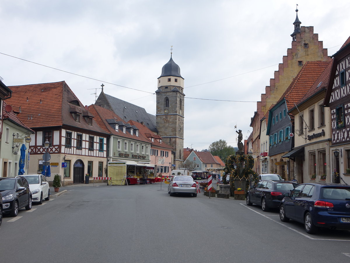 Weismain, Marktplatz mit Rathaus und St. Martin Kirche (16.04.2017)