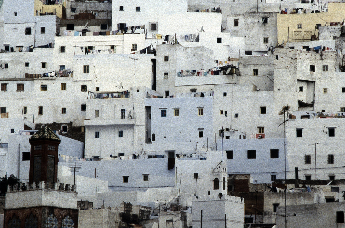 Weiss gestrichene Huser in Chefchaouen (Chaoten) im Rif Gebirge im nrdlichen Marokko. Bild vom Dia. Aufnahme: November 1996.