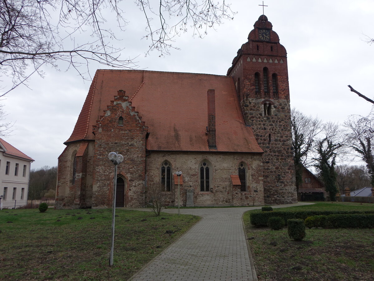 Weiandt-Glzau, evangelische St. Germanus Kirche, Feldsteinkirche erbaut bis 1202, Kirchturm erhht 1902 durch Friedrich Gothe um ein Glockengeschoss aus Backstein (15.03.2019) 