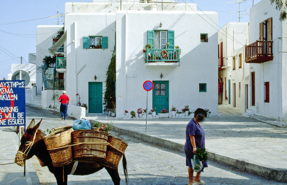 Weie Huser in Mykonos Stadt. Bild vom Dia. Aufnahme: Juni 1992. Bild vom Dia. Aufnahme: Juni 1992.