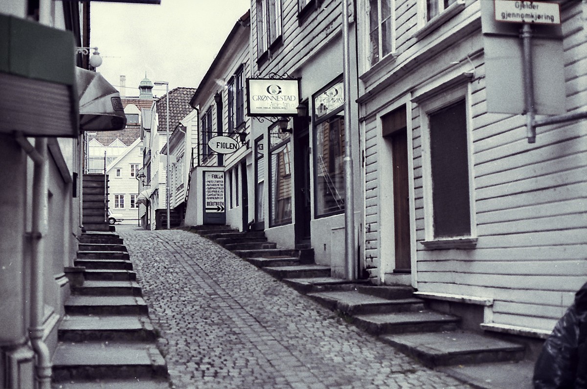 Weisse Holzhuser in der Altstadt von Stavanger. Aufnahme: Juli 1985 (digitalisiertes Negativfoto).