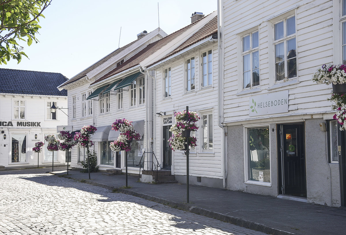 Weie Holzhuser an Johnstons Gate in Mandal (Srlandet - Norwegen). Aufnahme: 1. Juli 2018.