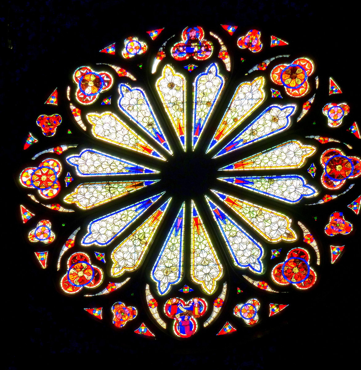 Weiemburg (Wissembourg), eine prachtvolle Fensterrosette in der Kirche St.Peter und Paul, Sept.2015