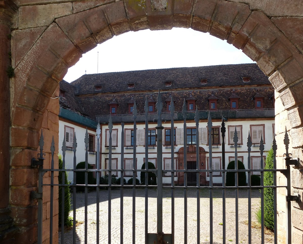 Weienburg (Wissembourg), Blick von der Straenseite durch das Eingangstor zum Stadtpalais, heute als Altersheim genutzt, Sept.2015