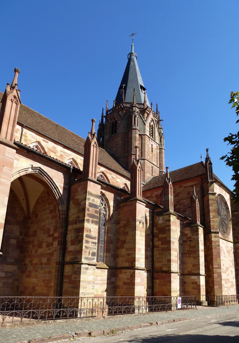 Weienburg (Wissembourg), Blick zum mchtigen Vierungsturm der Kirche St.Peter und Paul, Sept.2015