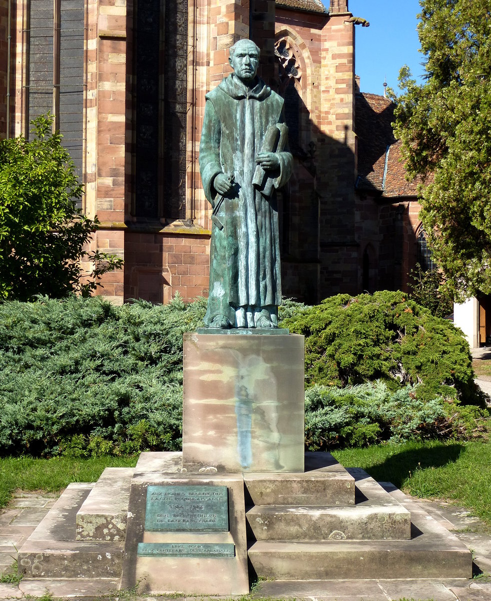 Weißenburg (Wissembourg), Denkmal zur Ehre der Benediktinermönche vor der Abteikirche, Sept.2015