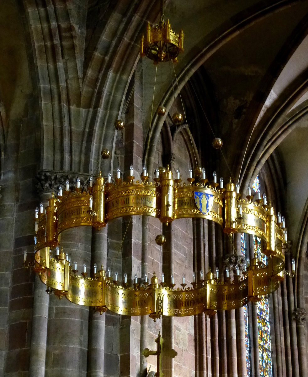 Weienburg (Wissembourg), Kirche St.Peter und Paul, die Kopie des romanischen Radleuchters stammt aus dem 19.Jarhundert, Sept.2015