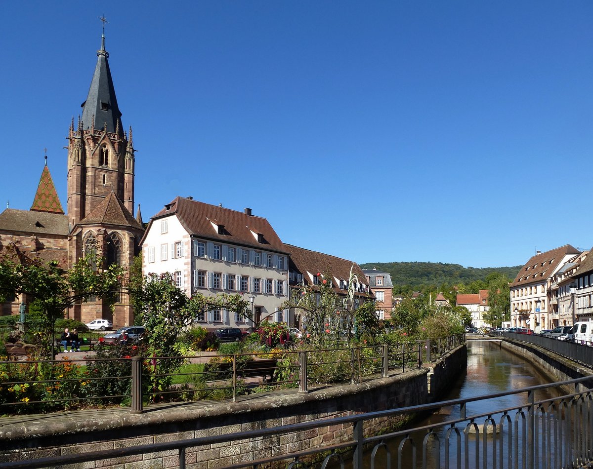 Weienburg (Wissembourg), Partie an der Lauter mit schnen Herrenhusern, links die Abteikirche St.Peter und Paul, Sept.2015