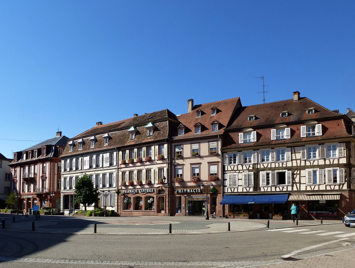 Weienburg (Wissembourg), der Platz vor dem Rathaus mit stattlichen Brgerhusern, Sept.2015