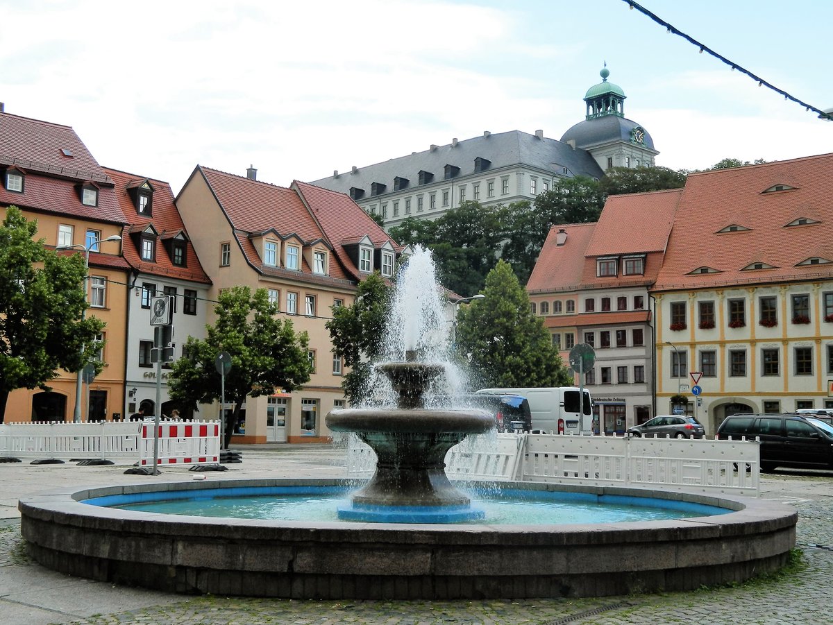 Weienfels: Brunnen am Markt, seit Februar 2017 ist dies eine historische Aufnahme. Der Marktplatz wird zur Zeit umgebaut und in diesem Rahmen wurde der Brunnen demontiert und soll nach der Sanierung in die Fischgasse umgesetzt werden. Im Hintergrund ist das Barockschloss Neu-Augustusburg zu sehen. (18.06.2016)