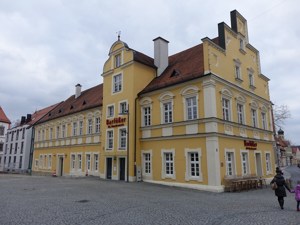 Weienhorn, ehem. Brauhaus und Gasthof am Kirchplatz, zweigeschossiger Satteldachbau mit Stufengiebel, erbaut 1565 (13.03.2016)