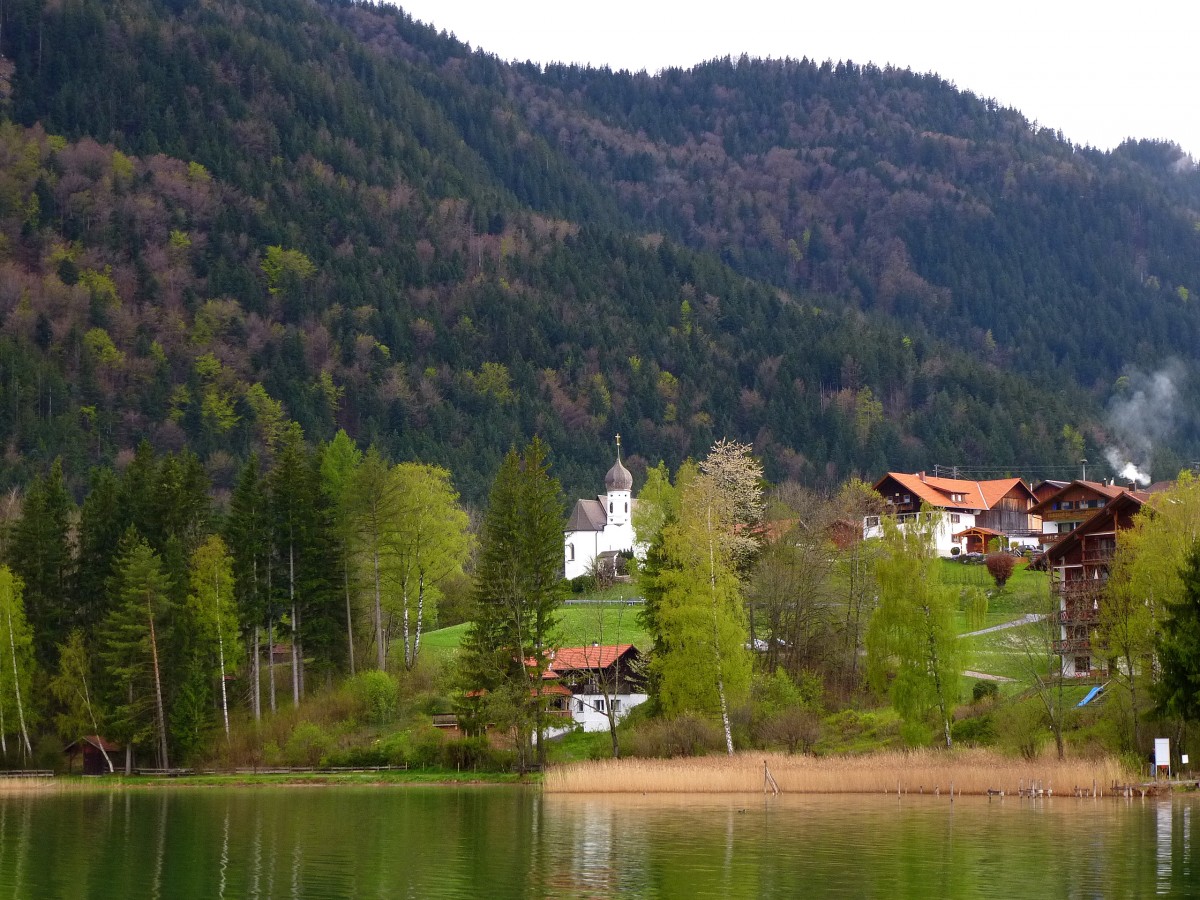 Weissensee, Blick ber den Weissensee zum gleichnamigen Ortsteil mit der Pfarrkirche St.Walburga aus dem 12.Jahrhundert, April 2014 