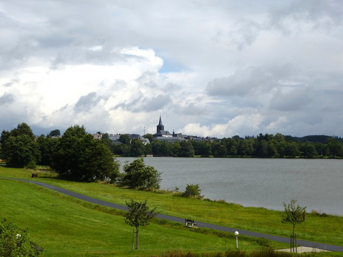 Weienstadt, Blick ber den Weiensee zur Stadt, Aug.2014