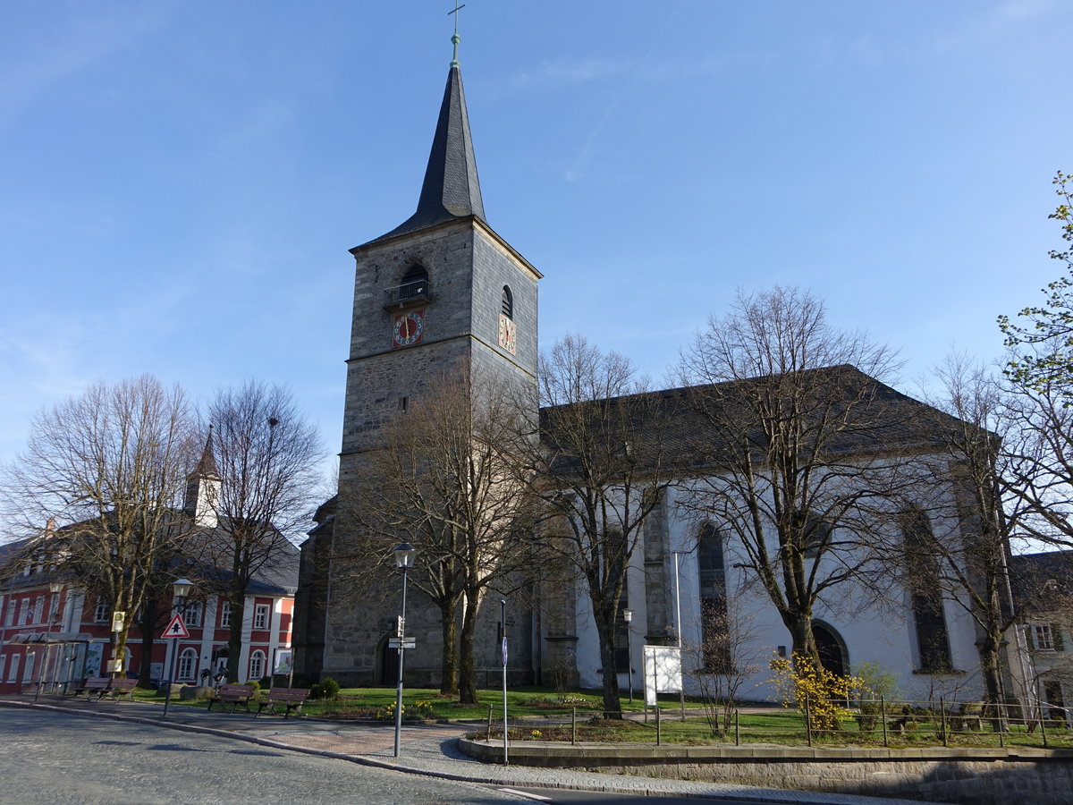 Weissenstadt, Evangelisch-lutherische Stadtpfarrkirche St. Jakobus, Saalbau mit Walmdach, Langhaus im Kern romanisch, Chor und viergeschossiger Chorseitenturm sptgotisch, Neubau nach Stadtbrand 1823 (20.04.2018)