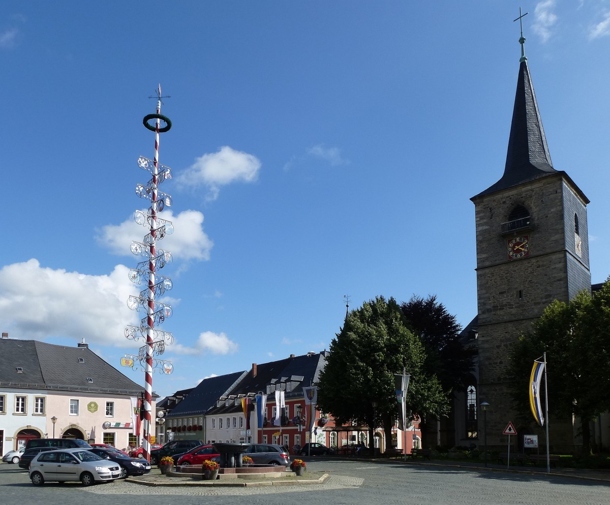 Weienstadt, Marktplatz mit Maibaum und Brunnen, Aug.2014